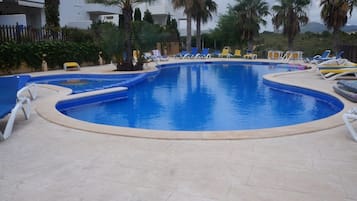 Una piscina al aire libre, una piscina climatizada