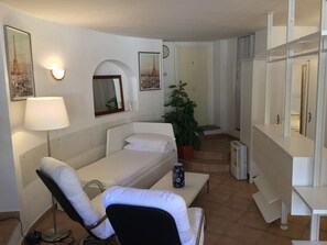 1 chambre, système d’insonorisation, fer et planche à repasser