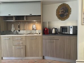 Réfrigérateur, micro-ondes, plaque de cuisson, cafetière/bouilloire