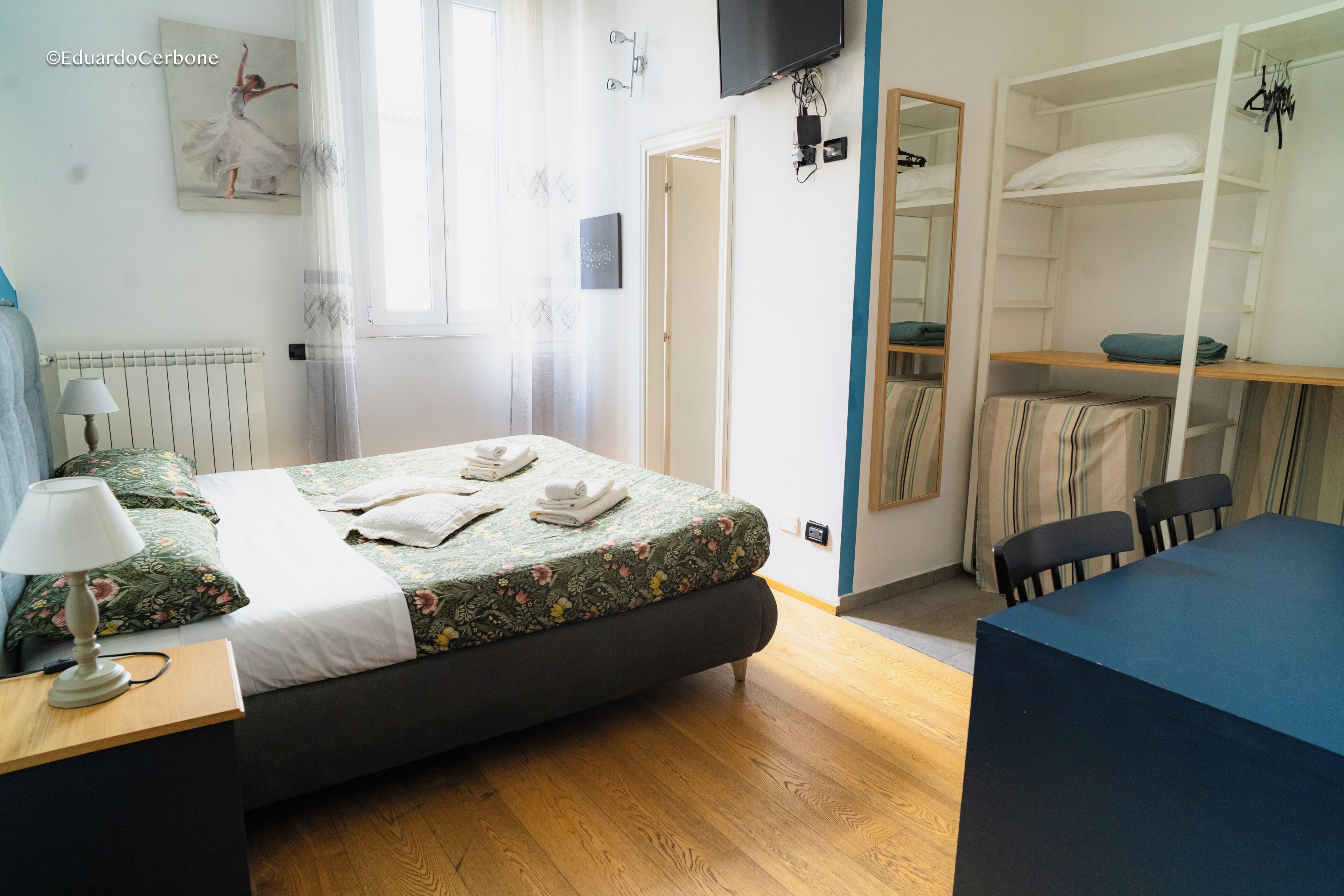 Business-Zimmer | Hochwertige Bettwaren, Betten mit Memory-Foam-Matratzen, Schreibtisch