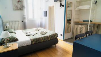 Business-Zimmer | Hochwertige Bettwaren, Betten mit Memory-Foam-Matratzen, Schreibtisch