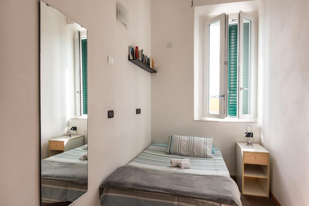 Yhden hengen kaupunkihuone | Ylelliset vuodevaatteet, memory foam -patjalliset sängyt, työpöytä