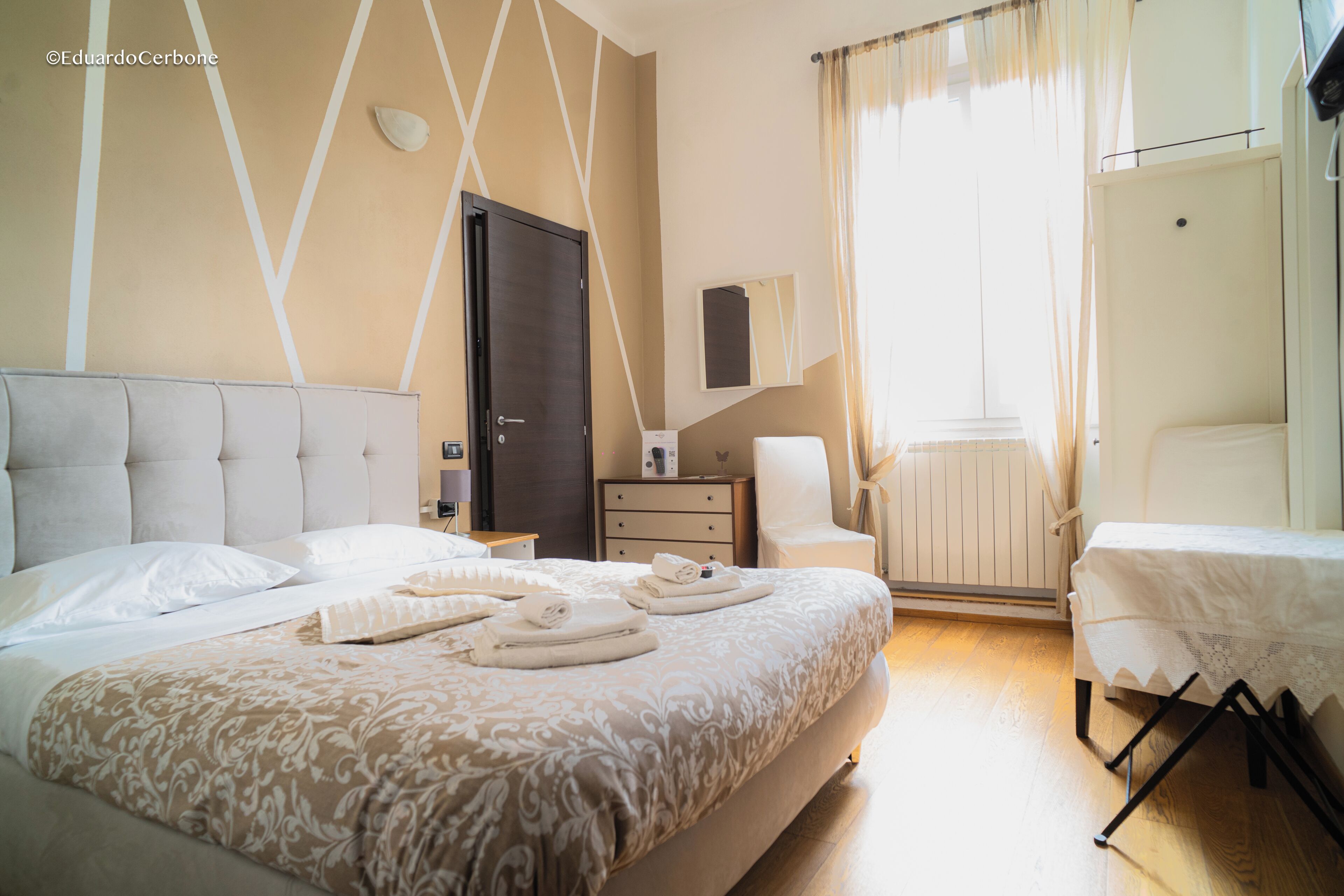 City-Zimmer | Hochwertige Bettwaren, Betten mit Memory-Foam-Matratzen, Schreibtisch