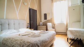 City-Zimmer | Hochwertige Bettwaren, Betten mit Memory-Foam-Matratzen, Schreibtisch