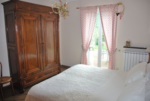 Habitación con 1 cama matrimonial o 2 individuales, baño privado (External) | Decoración personalizada, muebles diferentes y wifi gratis