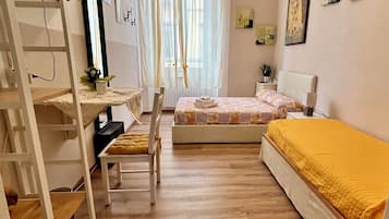 Escritorio, sistema de insonorización y tabla de planchar con plancha