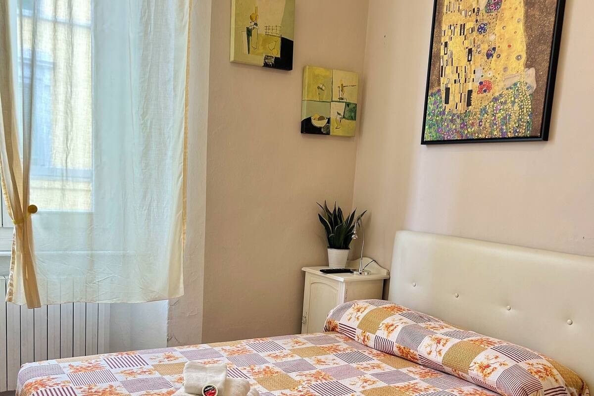 Phòng đôi trung tâm thành phố, không hút thuốc | Bàn, phòng cách âm, bàn ủi/dụng cụ ủi quần áo