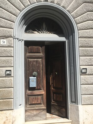 A wooden door with a keypad lock and a small mailbox on the wall. - La Magnolia (Livorno)