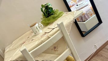 Escritorio, sistema de insonorización y tabla de planchar con plancha