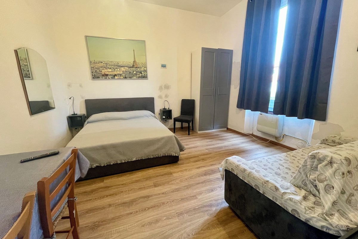 Studio | Schreibtisch, schallisolierte Zimmer, Bügeleisen/Bügelbrett
