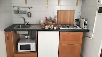 Refrigerador con freezer, microondas, placa de cocina, molino de café