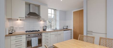 City Apartment | Private kitchen | Fridge, microwave, oven, electric kettle