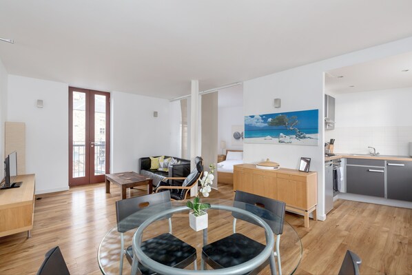 In-room dining - Silver Lining - Grassmarket Apartments (Edinburgh)