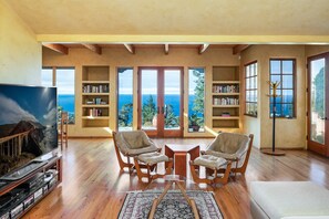 TV, fireplace, DVD player, books