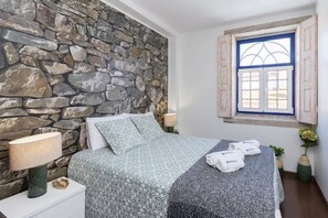 2 habitaciones, tabla de planchar con plancha, cuna de viaje y wifi 