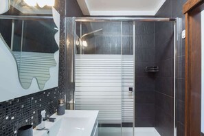 Shower, hair dryer, towels, shampoo