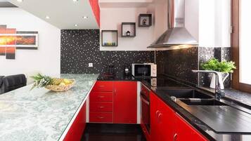 Geladeira, micro-ondas, fogão, cooktop