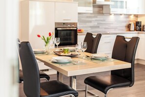 Dining - Apartment "Bounty" with fireplace, large terrace with beach chair and garden (Rerik)