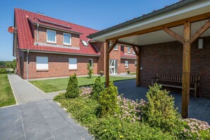 Exterior - Apartment "Bounty" with fireplace, large terrace with beach chair and garden (Rerik)