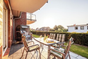 Outdoor dining - Apartment "Bounty" with fireplace, large terrace with beach chair and garden (Rerik)