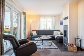 LCD TV, fireplace, DVD player, books - Apartment "Bounty" with fireplace, large terrace with beach chair and garden (Rerik)