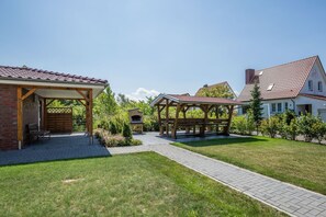 Outdoor dining - Apartment "Bounty" with fireplace, large terrace with beach chair and garden (Rerik)