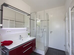 Baignoire, sèche-cheveux, savon, papier toilette