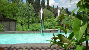 Hồ bơi ngoài trời phục vụ theo mùa