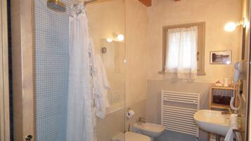 Camera familiare | Bagno | Doccia, asciugacapelli, bidet, pavimenti riscaldati
