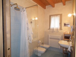 Familieværelse | Badeværelse | Bruser, hårtørrer, bidet, gulvvarme (badeværelse)