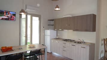 Căn hộ dành cho gia đình | Khu phòng khách | TV màn hình phẳng 32-inch có truyền hình vệ tinh, TV, sàn nhà có sưởi