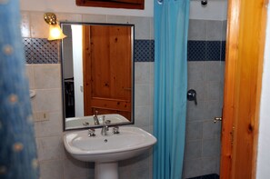 Haartrockner, Handtücher, Seife, Toilettenpapier