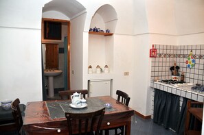 Kühlschrank, Herdplatte, Kochgeschirr/Geschirr/Besteck