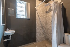 Superior Double Room | Bathroom | Shower, towels, soap, shampoo - OYO Hotel Massimo Brooklin, Sao Paulo (São Paulo)