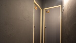 A hallway with two doors, each marked with a number. - OYO Hotel Massimo Brooklin, Sao Paulo (São Paulo)