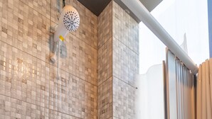 A shower with a tiled wall and a glass door. - OYO Hotel Massimo Brooklin, Sao Paulo (São Paulo)