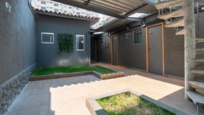 A modern building with a covered outdoor area, a staircase, and a small garden. - OYO Hotel Massimo Brooklin, Sao Paulo (São Paulo)