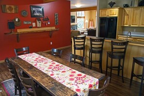 Dining - Perfect for larger groups, fantastic view to Red Mountain (Rossland)