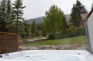 Outdoor spa tub - Perfect for larger groups, fantastic view to Red Mountain (Rossland)