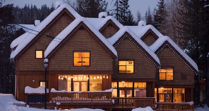 Perfect for larger groups, fantastic view to Red Mountain