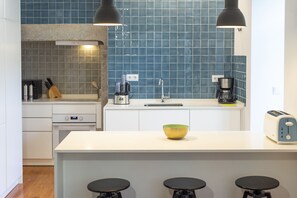Superior Apartment, 3 Bedrooms | Private kitchen | Oven, stovetop, dishwasher, electric kettle