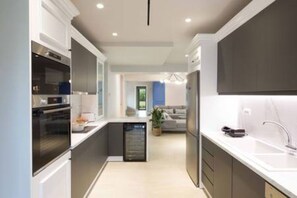 Refrigerador, microondas, horno, lavavajillas