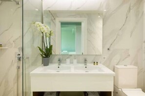 Combined shower/bathtub, free toiletries, slippers, towels
