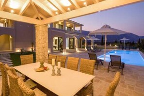 Outdoor dining - Villa Onore - Luxurious pool jacuzzi (Dassia)