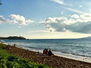 在海滩、沙滩椅、沙滩毛巾