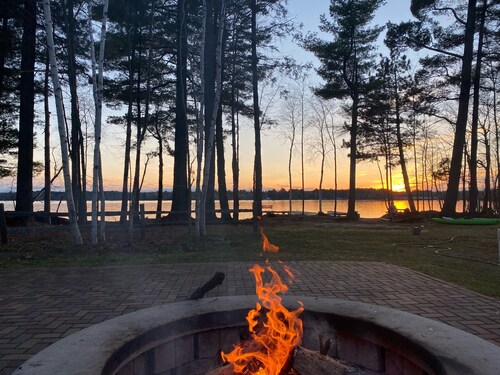 Sunset Cove on the beautiful Catfish Lake in Eagle River is waiting for you! 