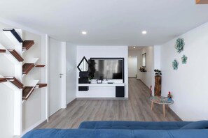 Televisión, Netflix, servicios de streaming y oficina 