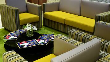 Coin salon dans le hall