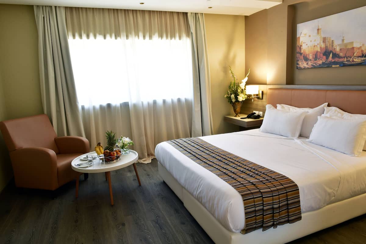 Business Single Room | Minibar (some free items), in-room safe, desk, laptop workspace