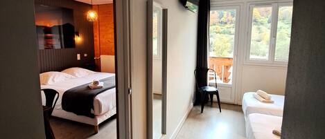 Neljän hengen perhehuone, parveke, vuoristonäköala | Yksilöllisesti sisustettu, yksilöllisesti kalustettu, pimennysverhot